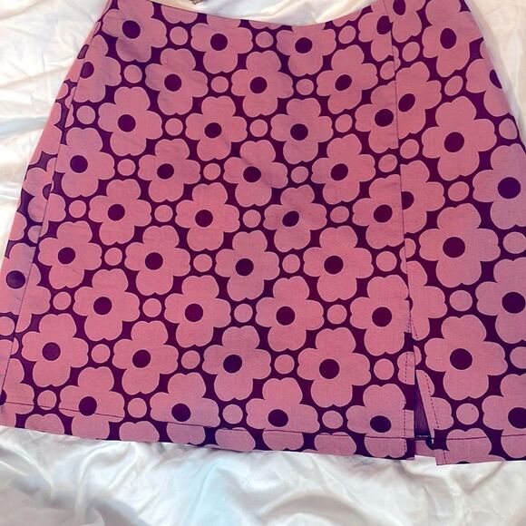 #3 Urban Outfitters Brown mini With Pink Flowers - Picture 1 of 5